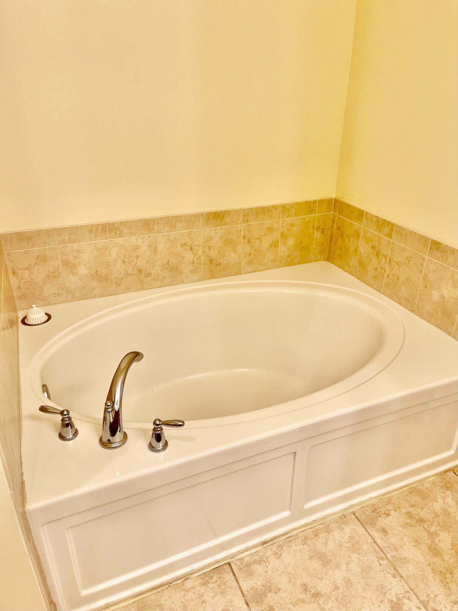 107 Mulligan Place Jupiter, FL 33458 - Photo 26 of 43 a bathroom with a bathtub