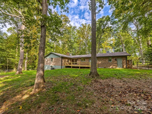 a view of a house with backyard and garden