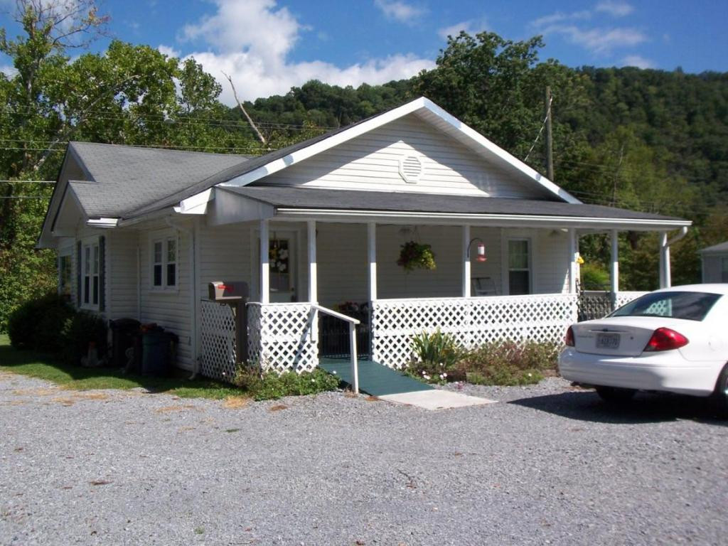 370 Wilbur Dam Road Elizabethton, TN 37643 - Photo 9 of 24 Back of home