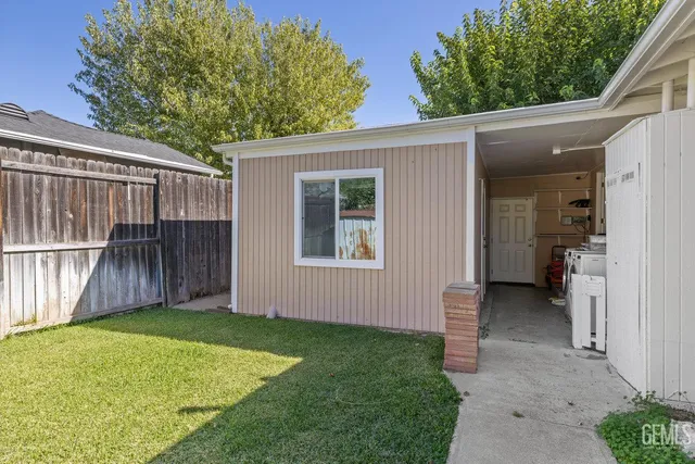 a view of an house with backyard and garden