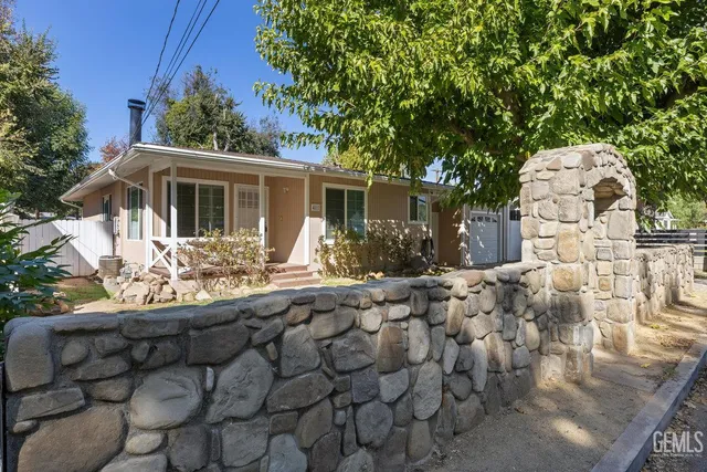 a front view of house with yard nad seating space
