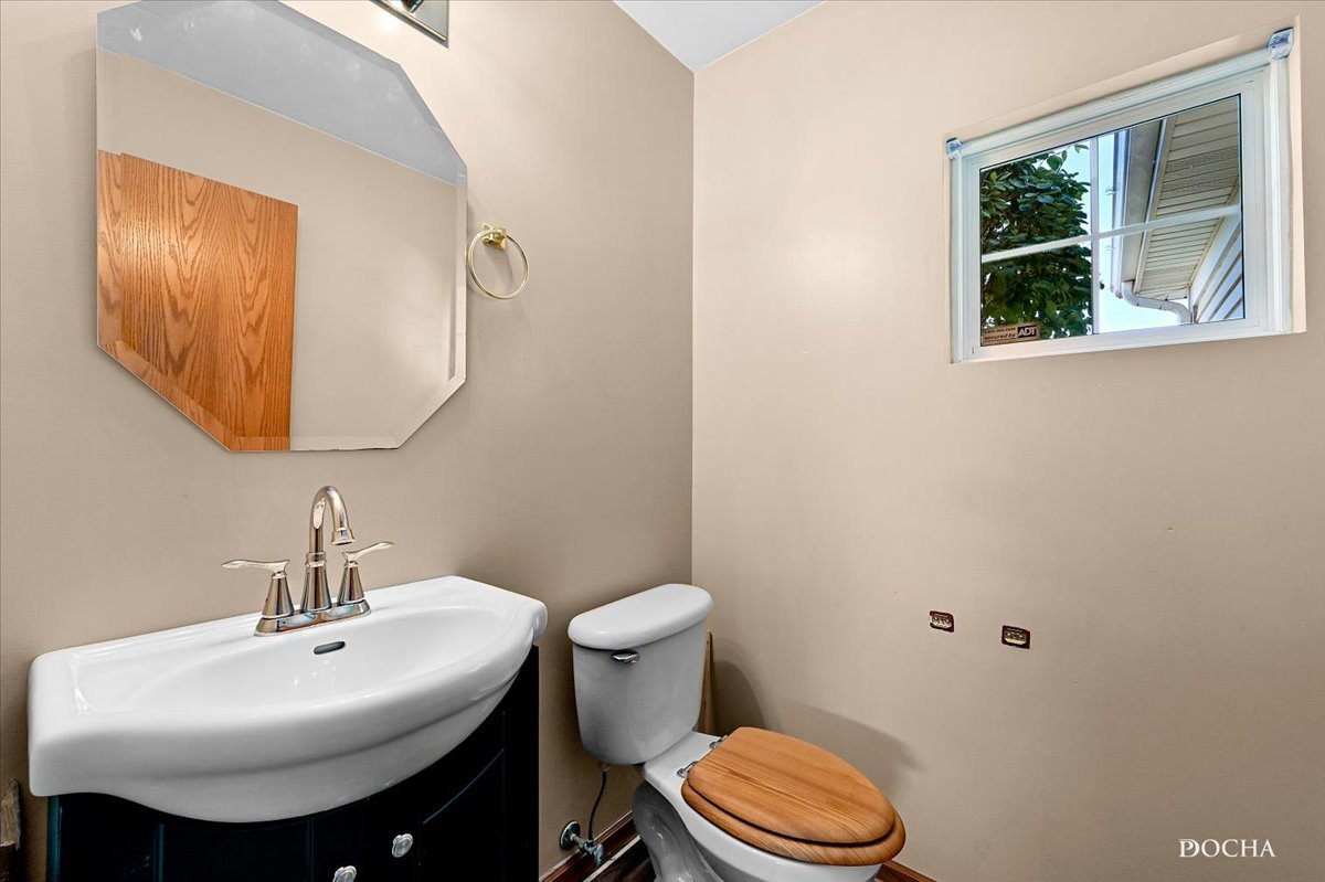 649 Chestnut Ridge Minooka, IL 60447 - Photo 8 of 20 a bathroom with a sink a mirror and a toilet