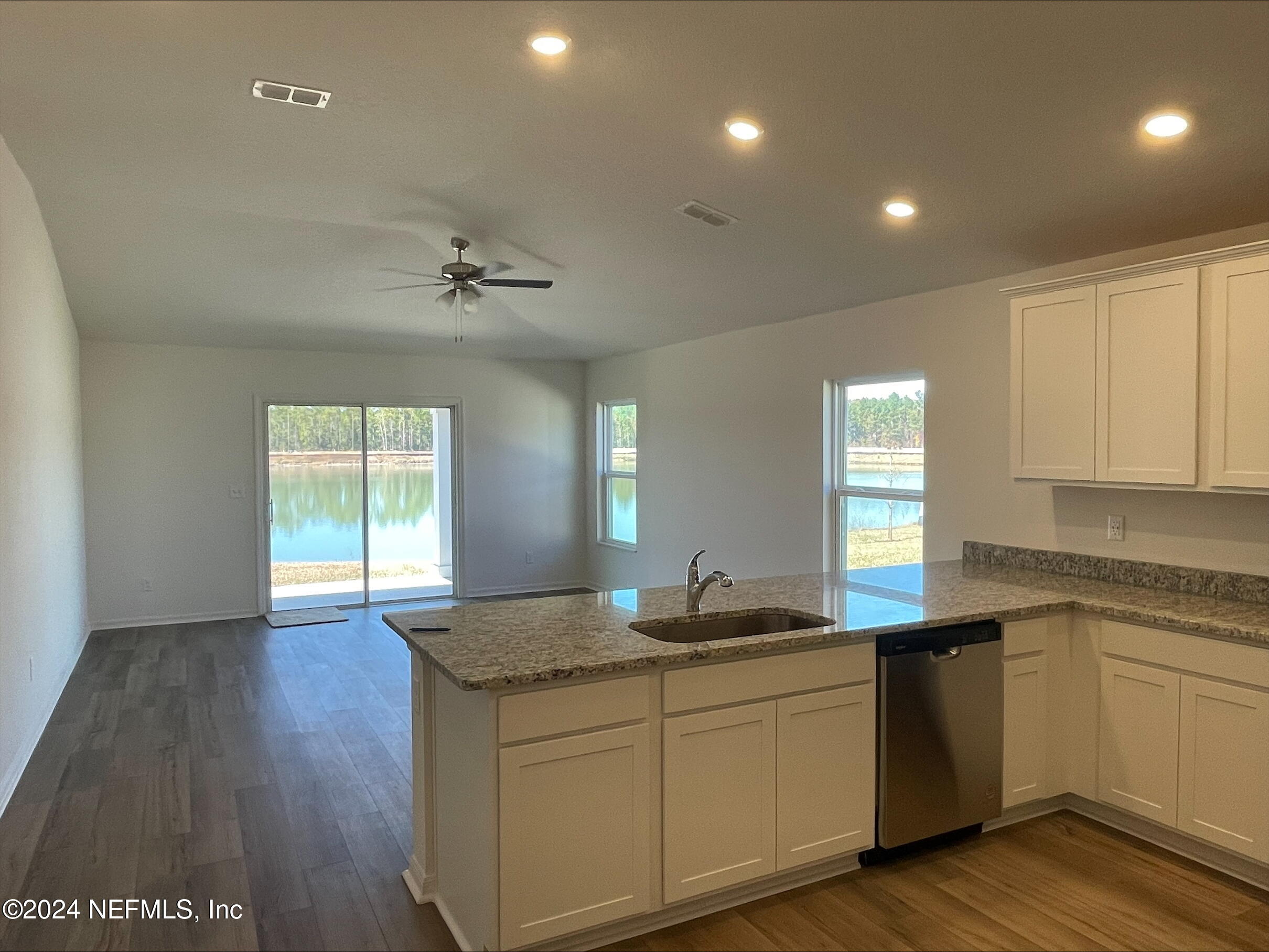 6863 Myrtle Oak Road Jacksonville, FL 32219 - Photo 7 of 11 Kitchen/Living