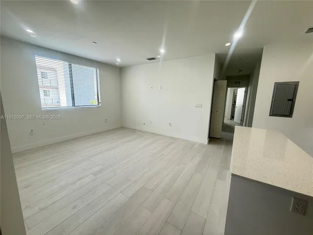 $2,400 | 909 East 24th Street, Unit 303, Hialeah, FL 33013