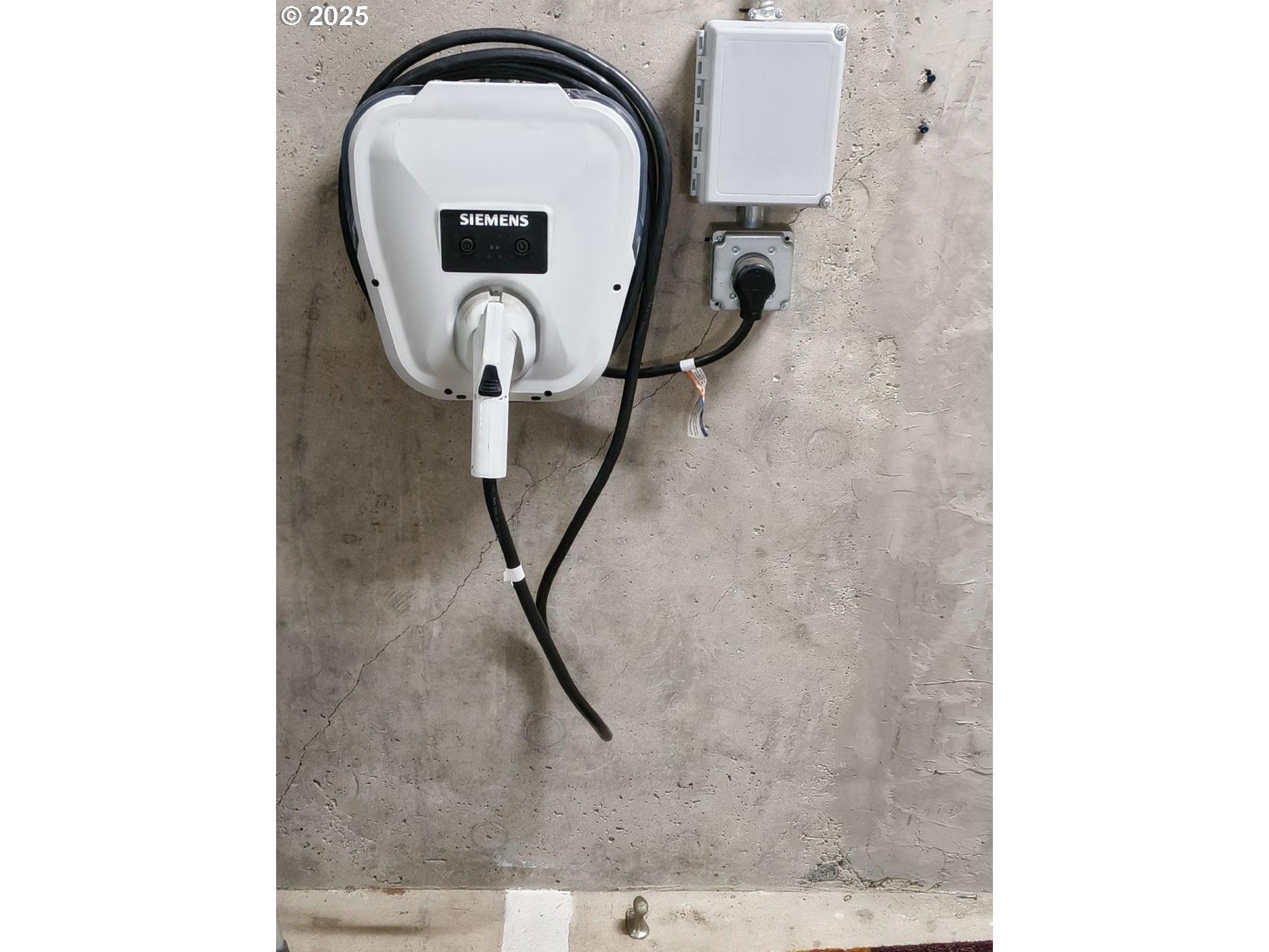 838 Southeast 38th Avenue, Unit 307 Portland, OR 97214 - Photo 16 of 16 a picture of a wall with a bathroom