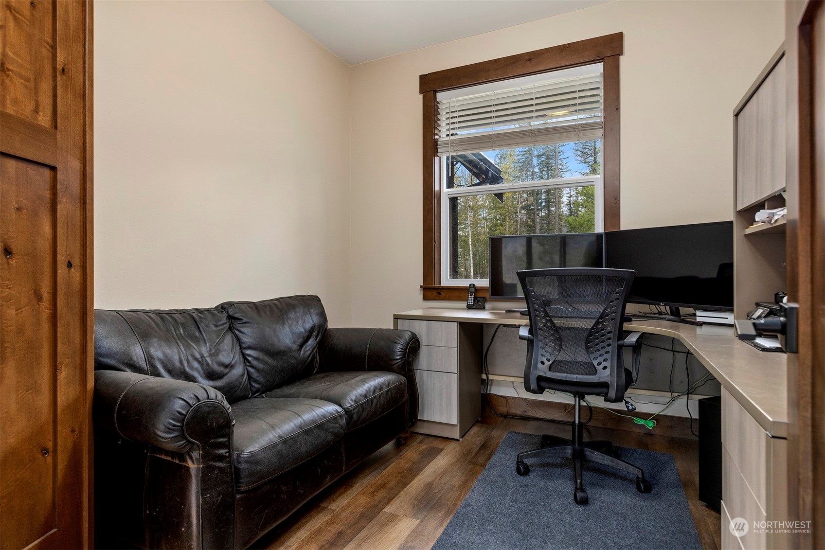 9174 Heady Road Sumas, WA 98295 - Photo 20 of 40 a livingroom with workspace and a couch