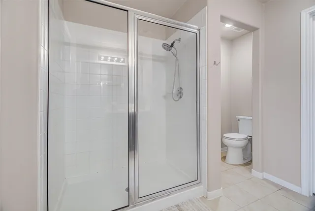 a bathroom that has a toilet in it