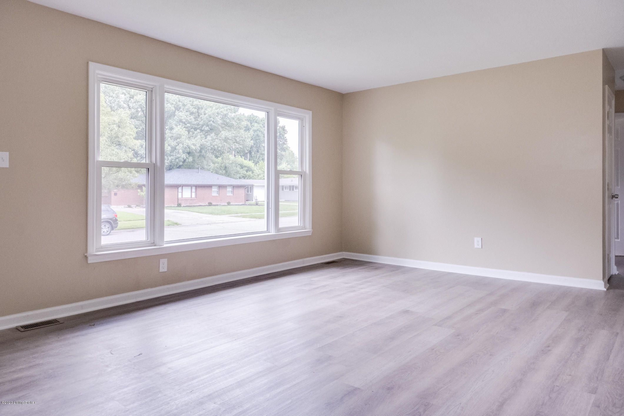 3127 Talisman Road Louisville, KY 40220 - Photo 5 of 28 3127 Talisman Rd-1013