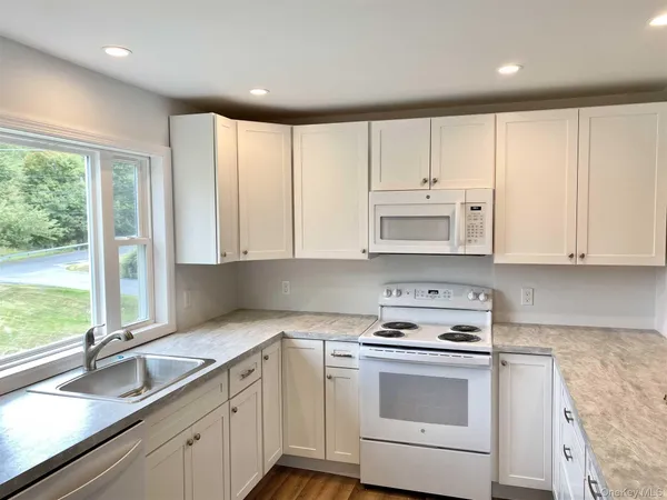 $2,250 | 58 West Dorsey Lane, Unit A, Hyde Park, NY 12538