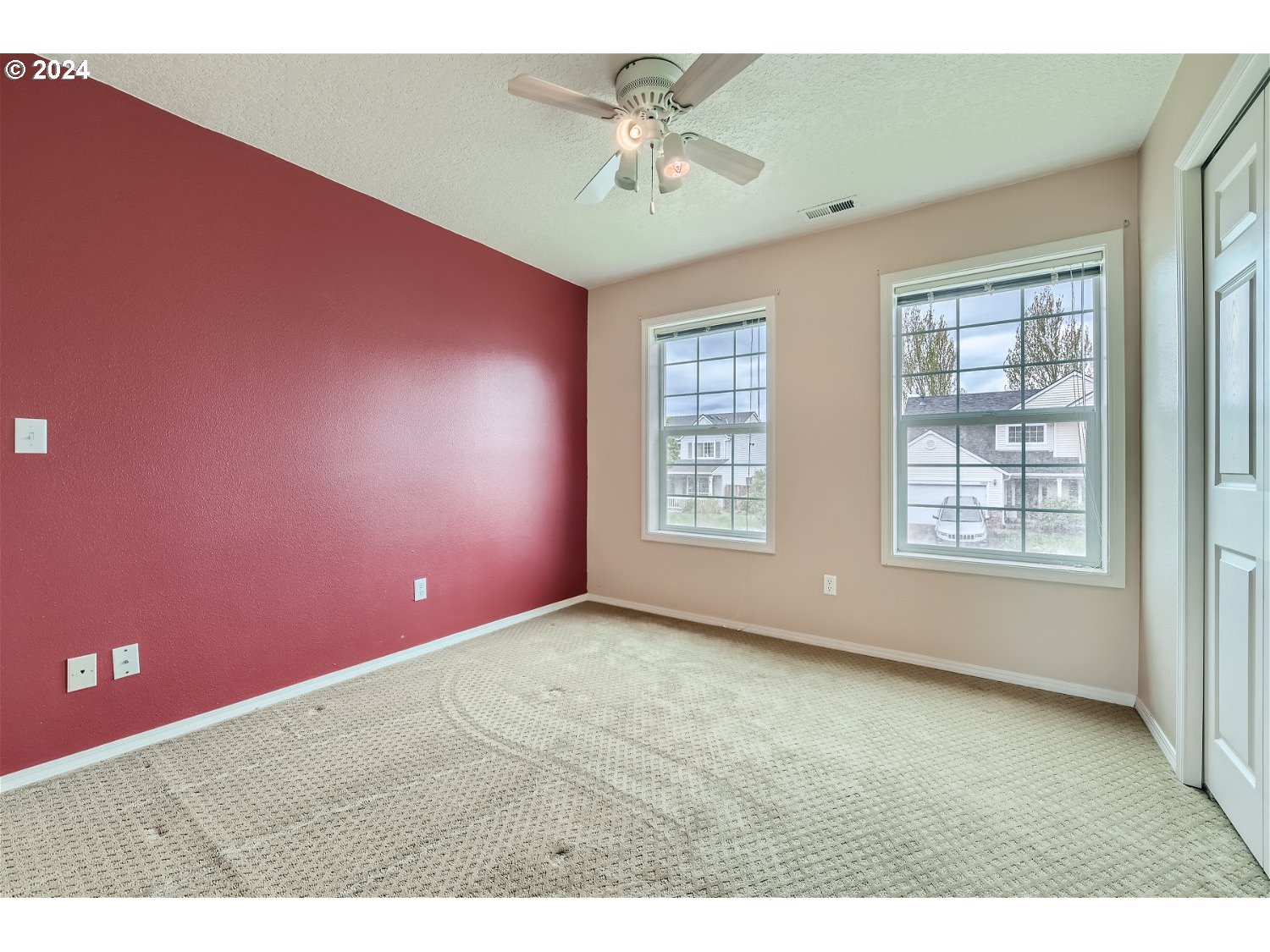 58916 Evergreen Loop St. Helens, OR 97051 - Photo 22 of 28 en empty room with windows and a ceiling fan