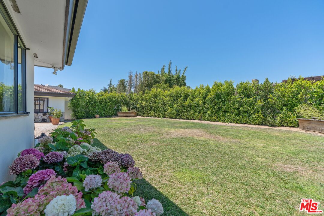 4245 Olympiad Drive View Park, CA 90043 - Photo 22 of 24 a view of a garden