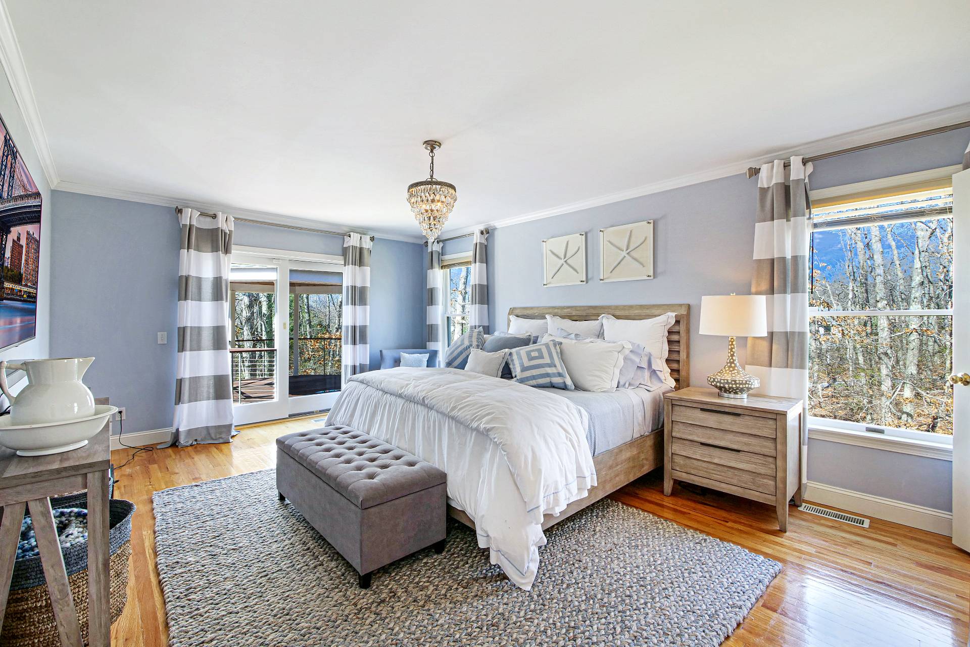 105 Northside Drive Sag Harbor, NY 11963 - Photo 17 of 33 a spacious bedroom with a bed couch and a window