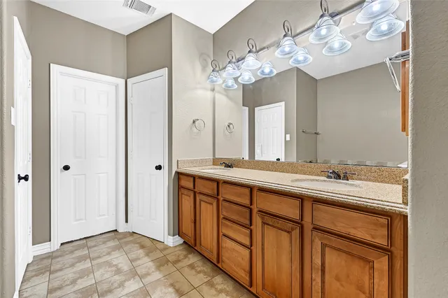 $2,400 | 38 Ginger Jar Street, The Woodlands, TX 77382