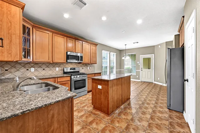 $2,400 | 38 Ginger Jar Street, The Woodlands, TX 77382