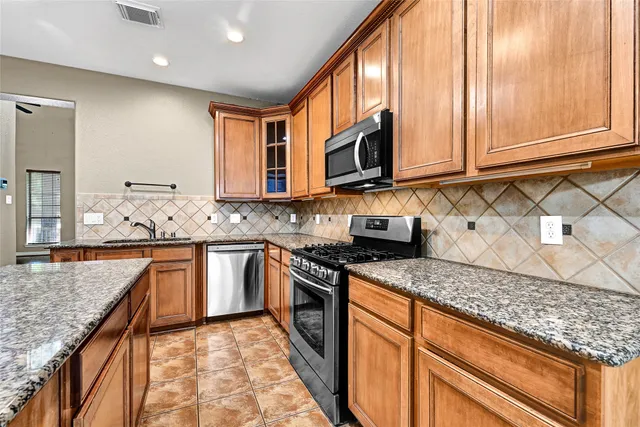 $2,400 | 38 Ginger Jar Street, The Woodlands, TX 77382