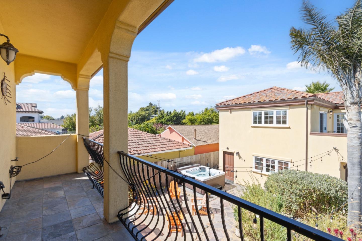 116 Monterey Street Santa Cruz, CA 95060 - Photo 41 of 61 a view of a balcony with chairs and a table