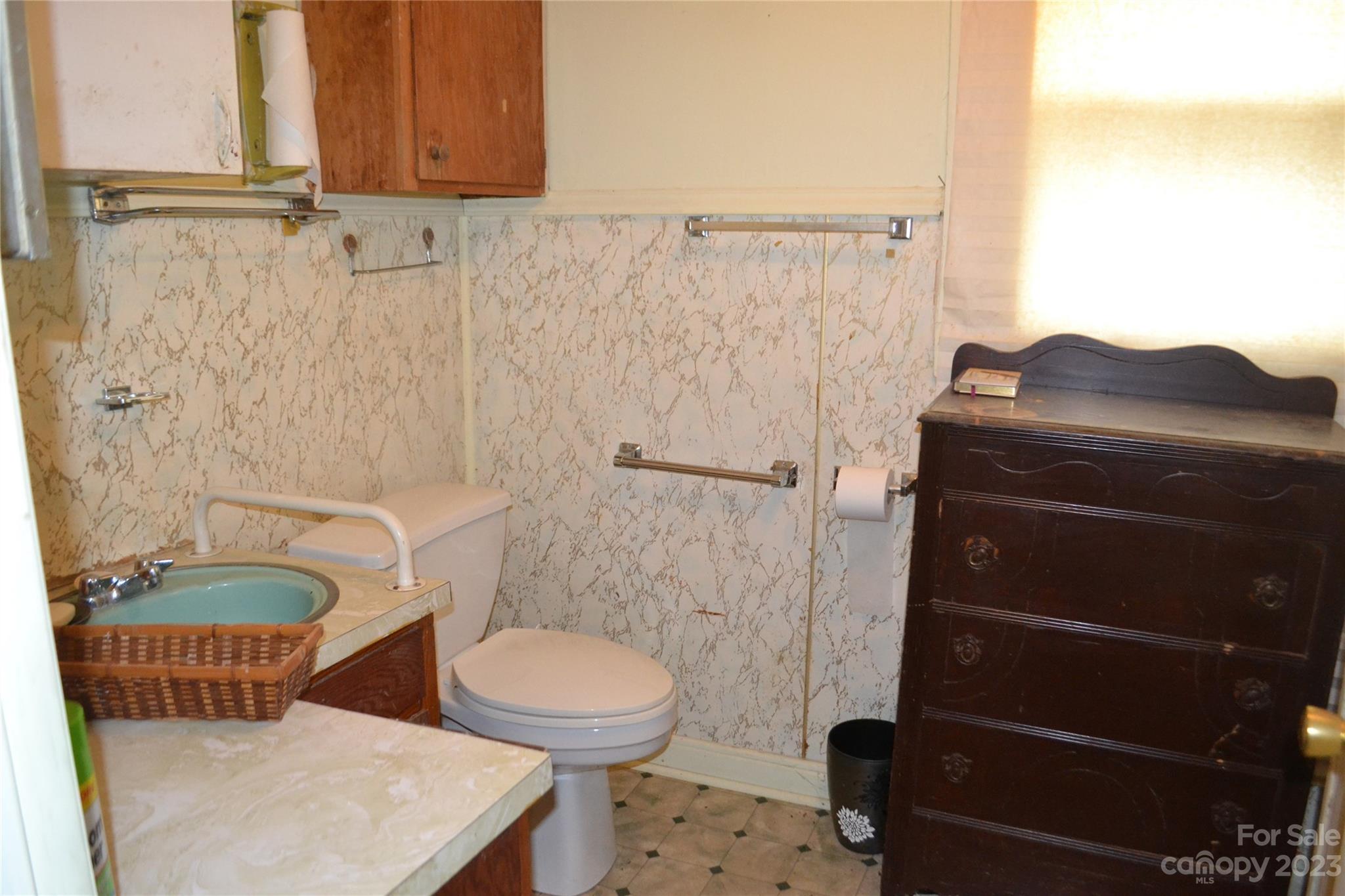 147 Gabriel Street Rutherfordton, NC 28139 - Photo 21 of 29 a bathroom with a toilet a sink and bathtub