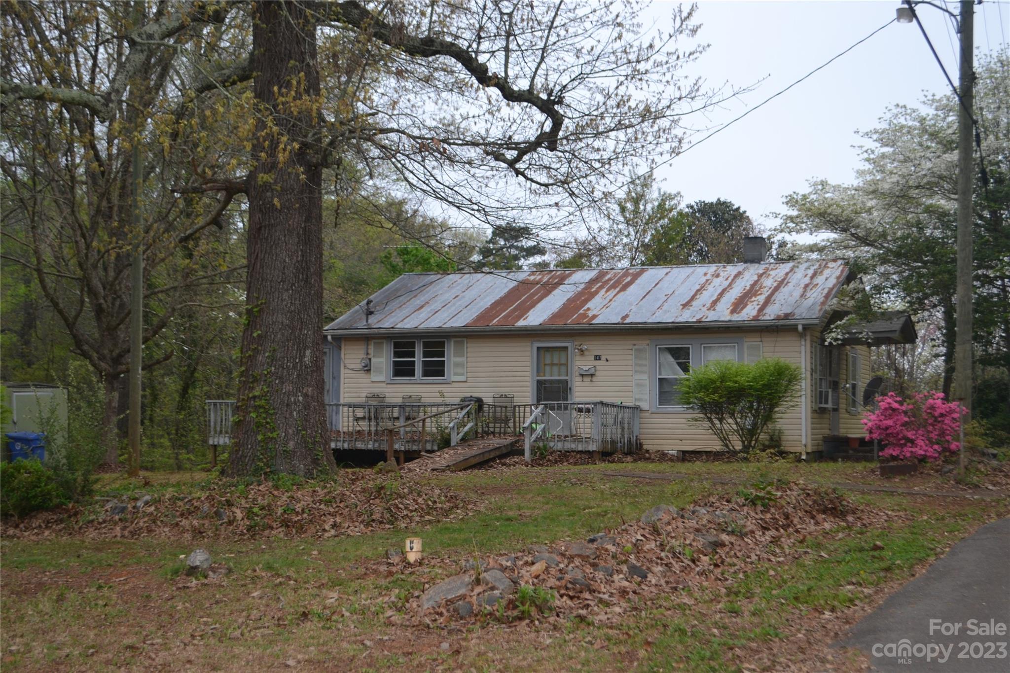 147 Gabriel Street Rutherfordton, NC 28139 - Photo 5 of 29 a front view of a house with garden