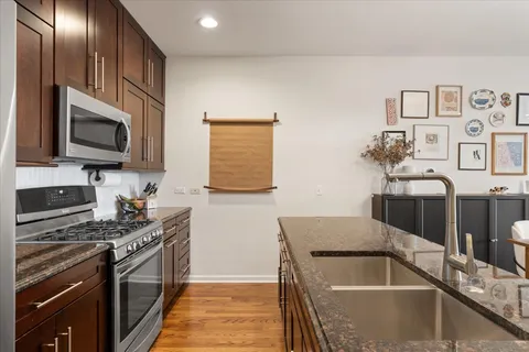 $554,500 | 2040 West Belmont Avenue, Unit 302, Chicago, IL 60618