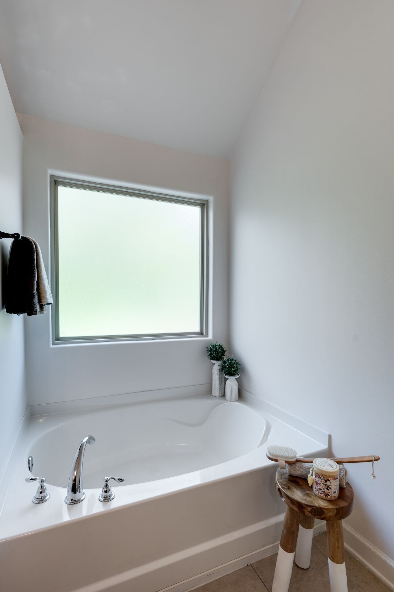 976 Legacy Park Road Mount Juliet, TN 37122 - Photo 16 of 33 Primary bath - large tub with great window light (diffused)
