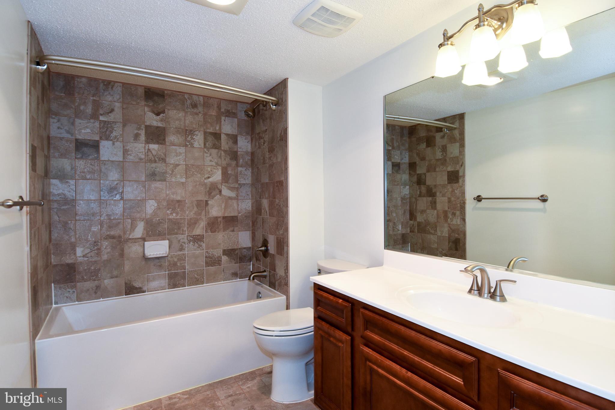 6101 Edsall Road, Unit 1706 Alexandria, VA 22304 - Photo 19 of 40 a bathroom with a sink a toilet and bathtub