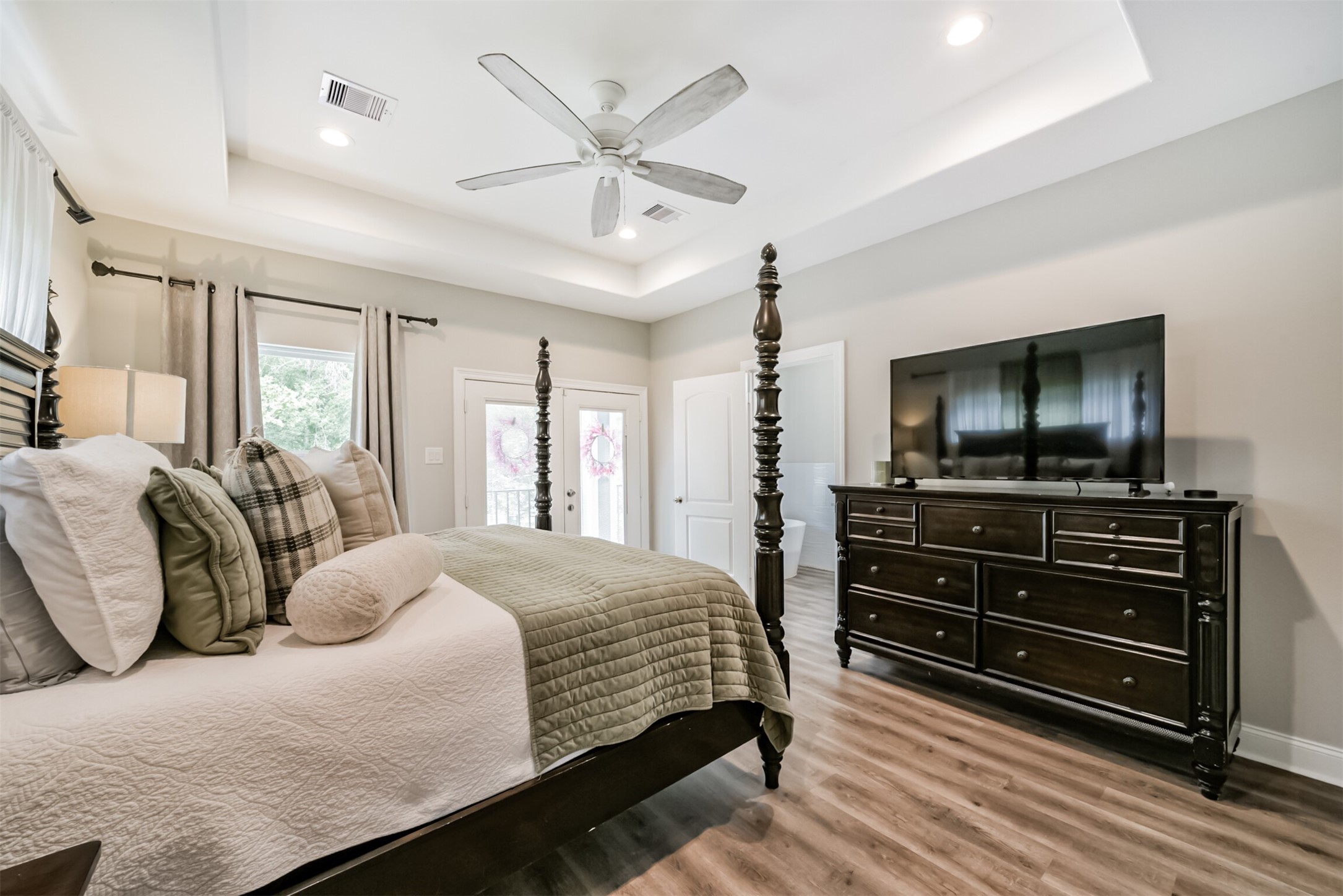 725 Magnolia Point Drive Huffman, TX 77336 - Photo 16 of 33 Primary Bedroom