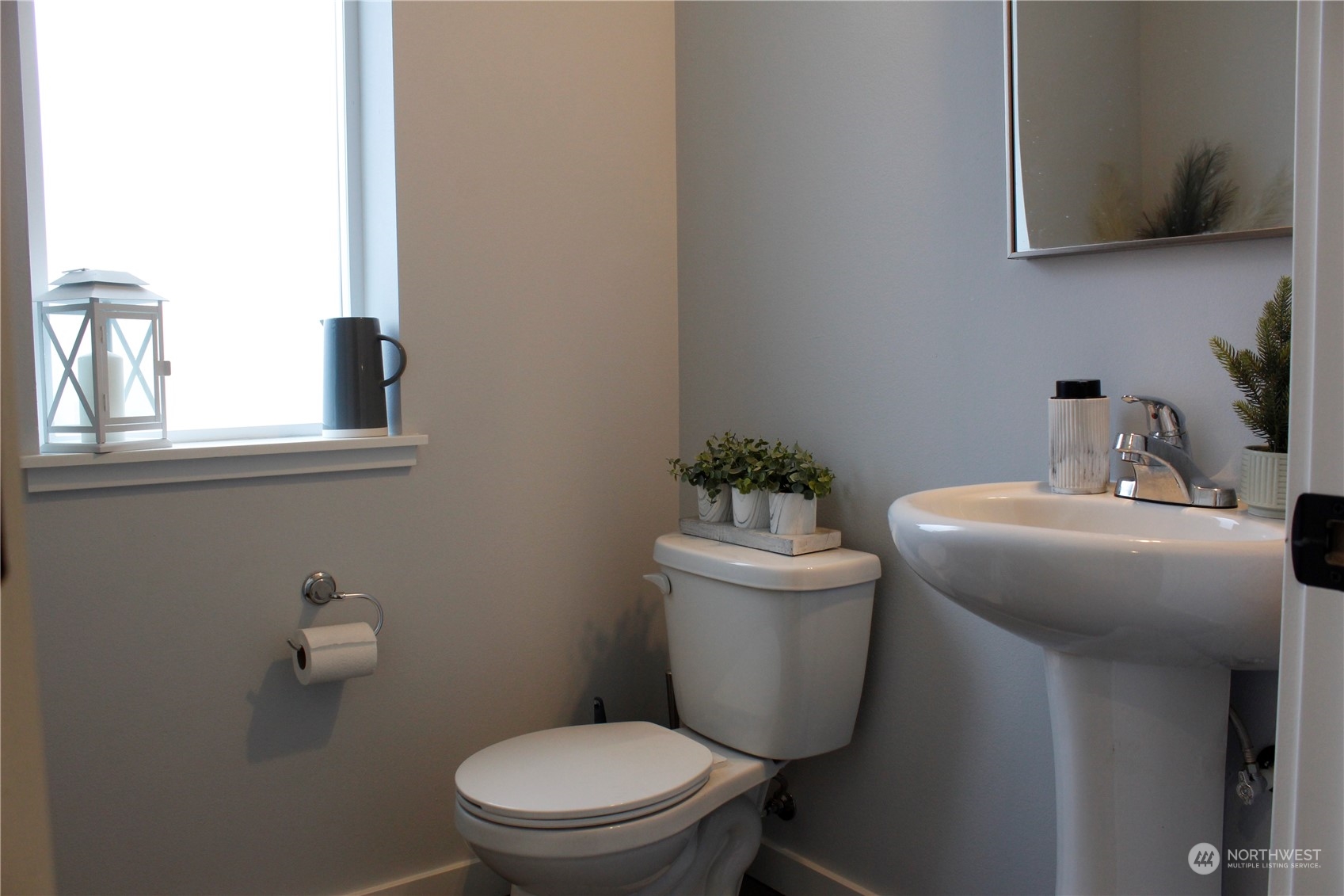 175 London Lane Chehalis, WA 98532 - Photo 4 of 14 a bathroom with a toilet sink and mirror