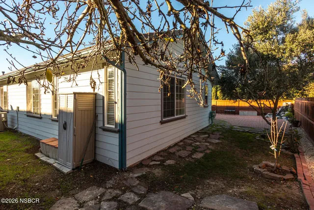 a view of a backyard