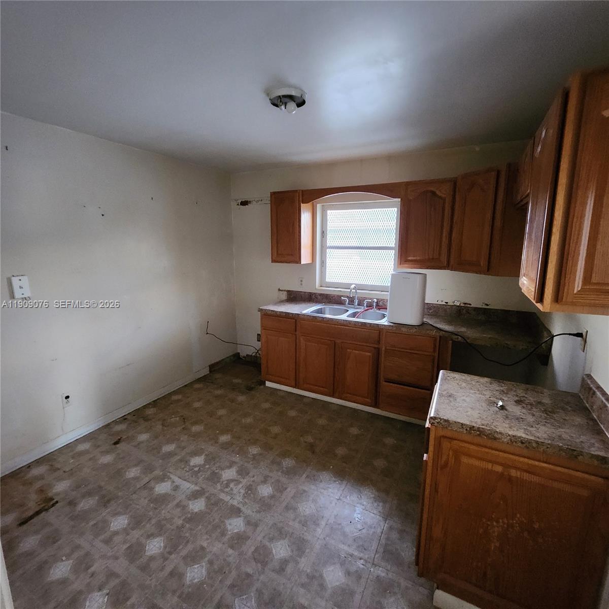 1547 West 10th Street Riviera Beach, FL 33404 - Photo 10 of 20 a room with furniture and window