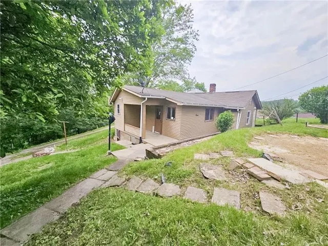 a view of a backyard