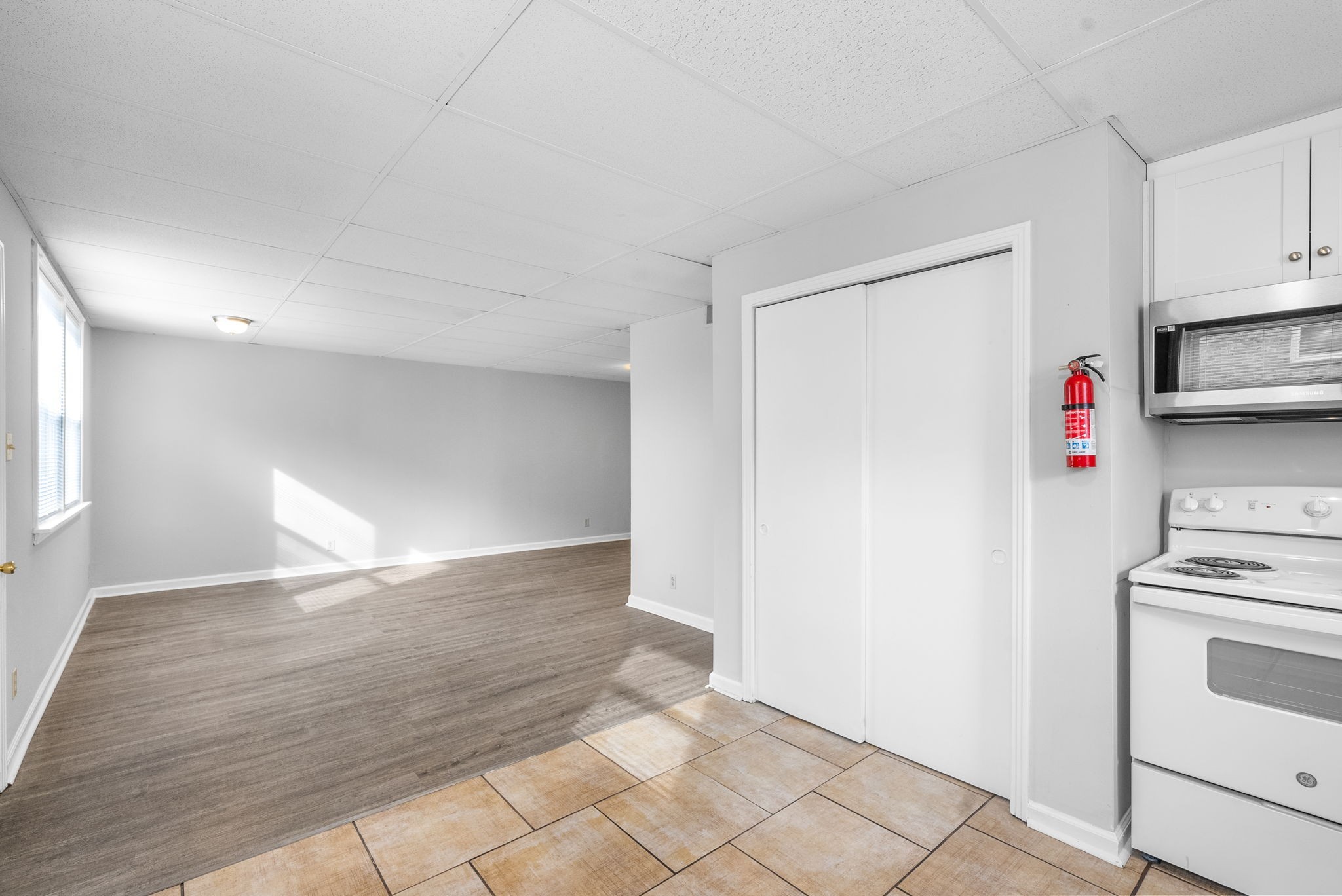 1600 Paradise Hill Road, Unit B Clarksville, TN 37043 - Photo 11 of 20 a view of kitchen with wooden floor and electronic appliances