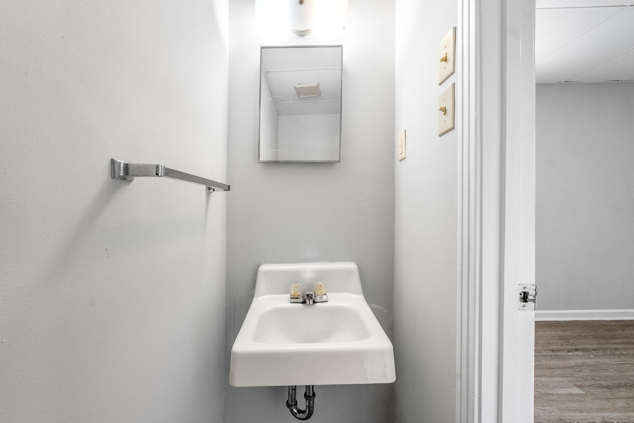 1600 Paradise Hill Road, Unit B Clarksville, TN 37043 - Photo 19 of 20 a bathroom with a sink and a mirror