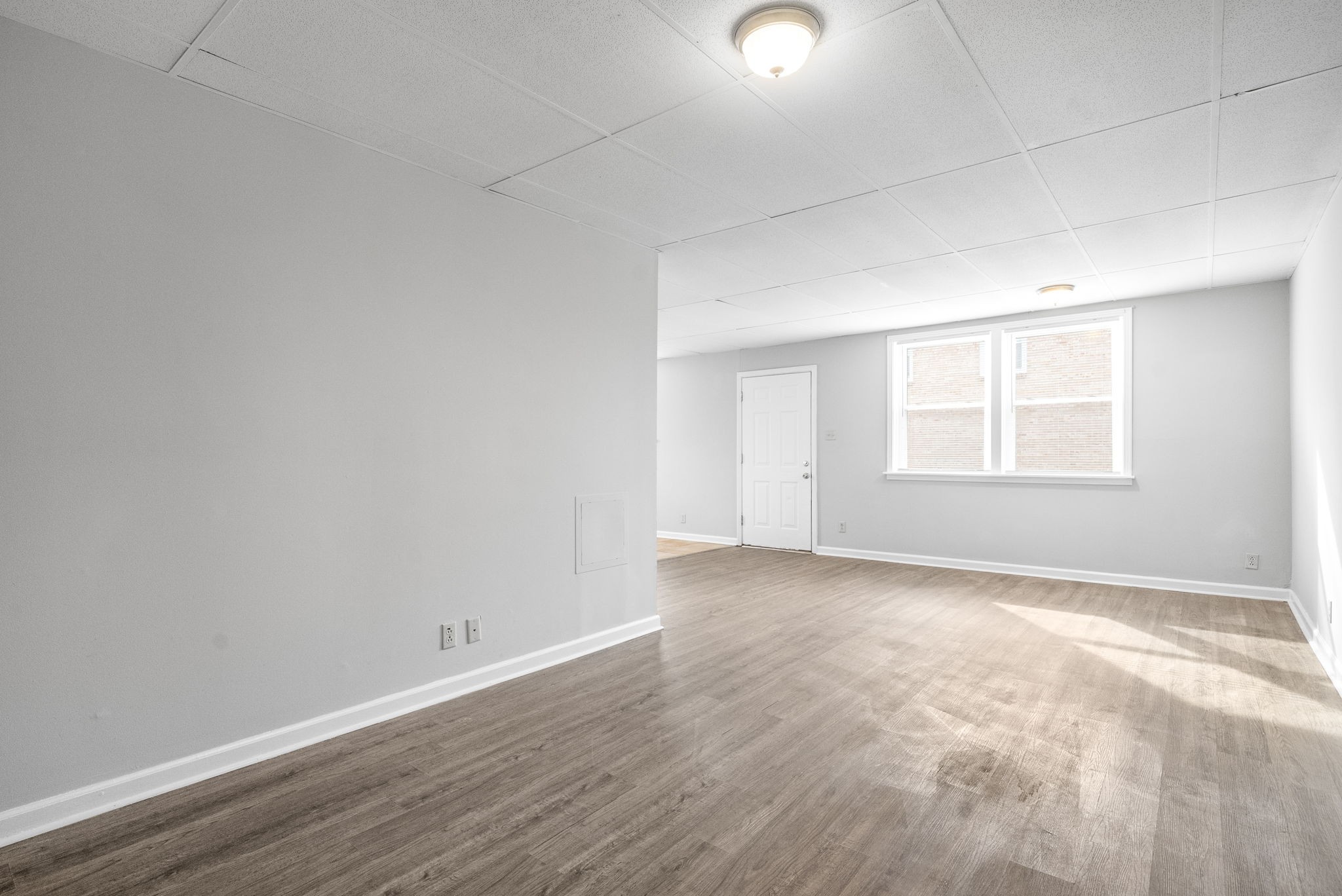 1600 Paradise Hill Road, Unit B Clarksville, TN 37043 - Photo 8 of 20 an empty room with wooden floor and windows