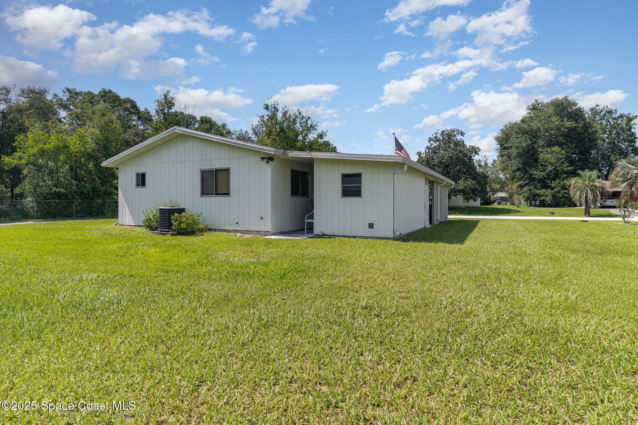 9980 Southwest 101st Lane Ocala, FL 34481 - Photo 23 of 25 a view of a house with backyard and garden