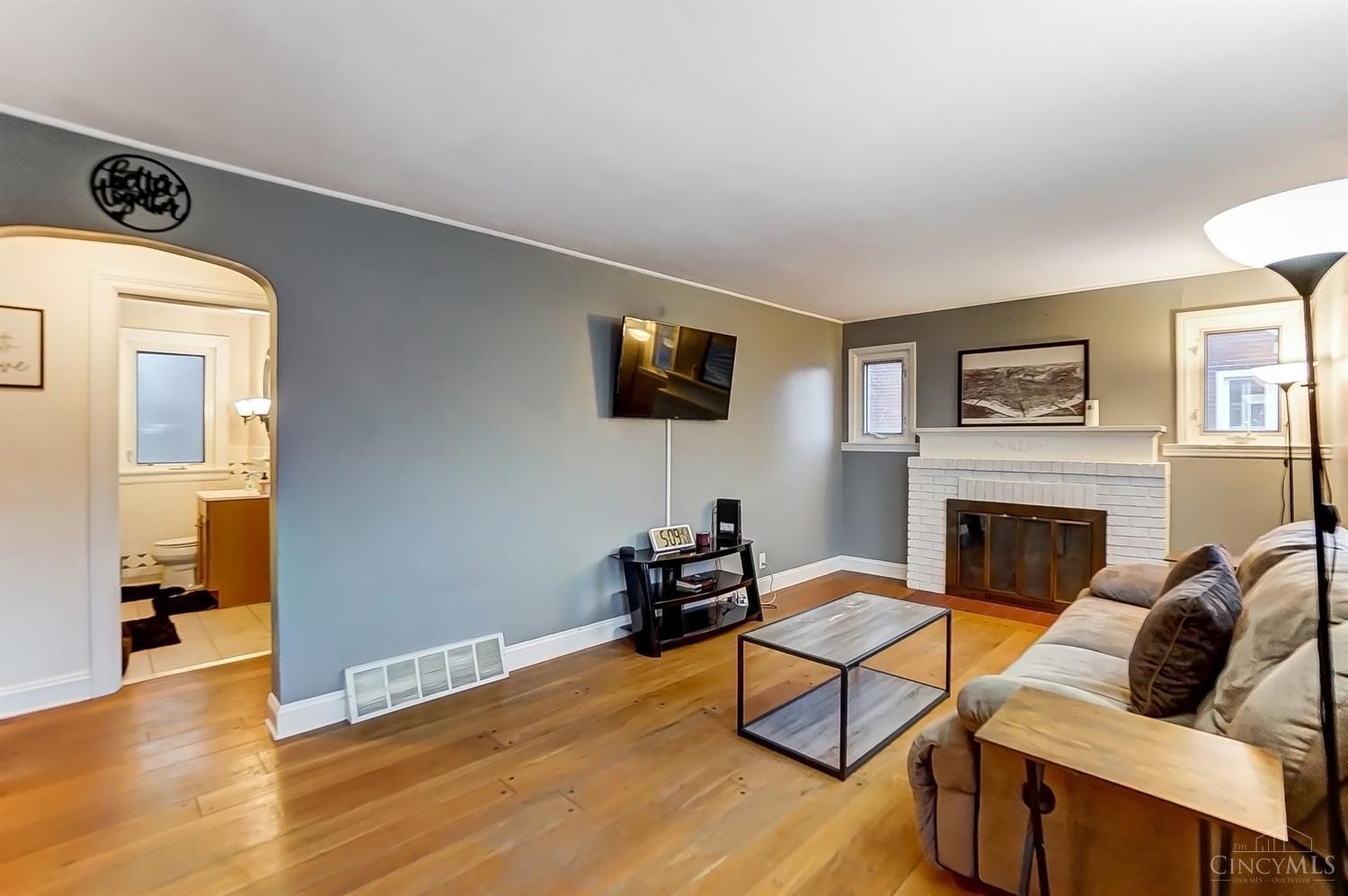 5573 Leumas Road Cincinnati, OH 45239 - Photo 3 of 21