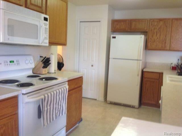 1875 Flagstone Circle Rochester, MI 48307 - Photo 2 of 13 kitchen.jpg