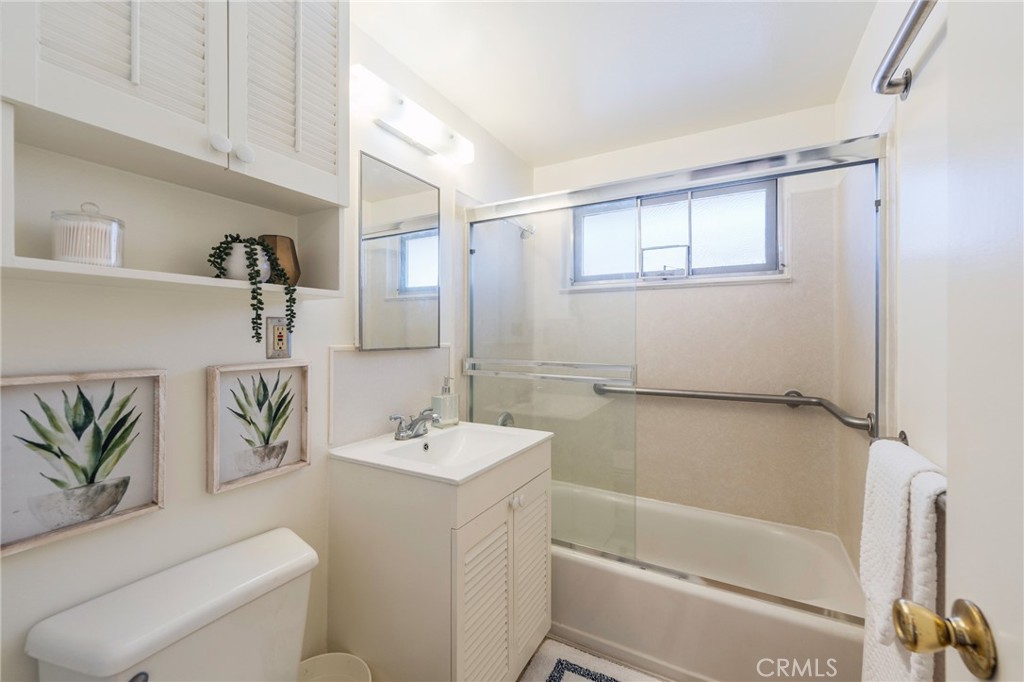 934 North Maple Street Anaheim, CA 92801 - Photo 29 of 47 a bathroom with a sink a toilet and a bathtub