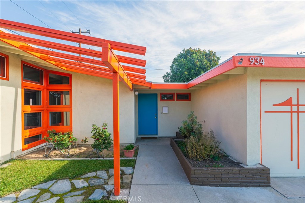 934 North Maple Street Anaheim, CA 92801 - Photo 4 of 47 a view of entryway of house