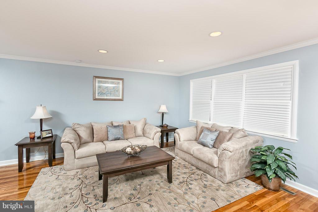 8218 Brattle Road Baltimore, MD 21208 - Photo 14 of 30 Living Room