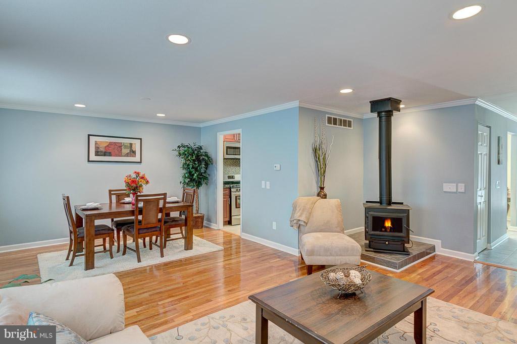 8218 Brattle Road Baltimore, MD 21208 - Photo 15 of 30 Living Room