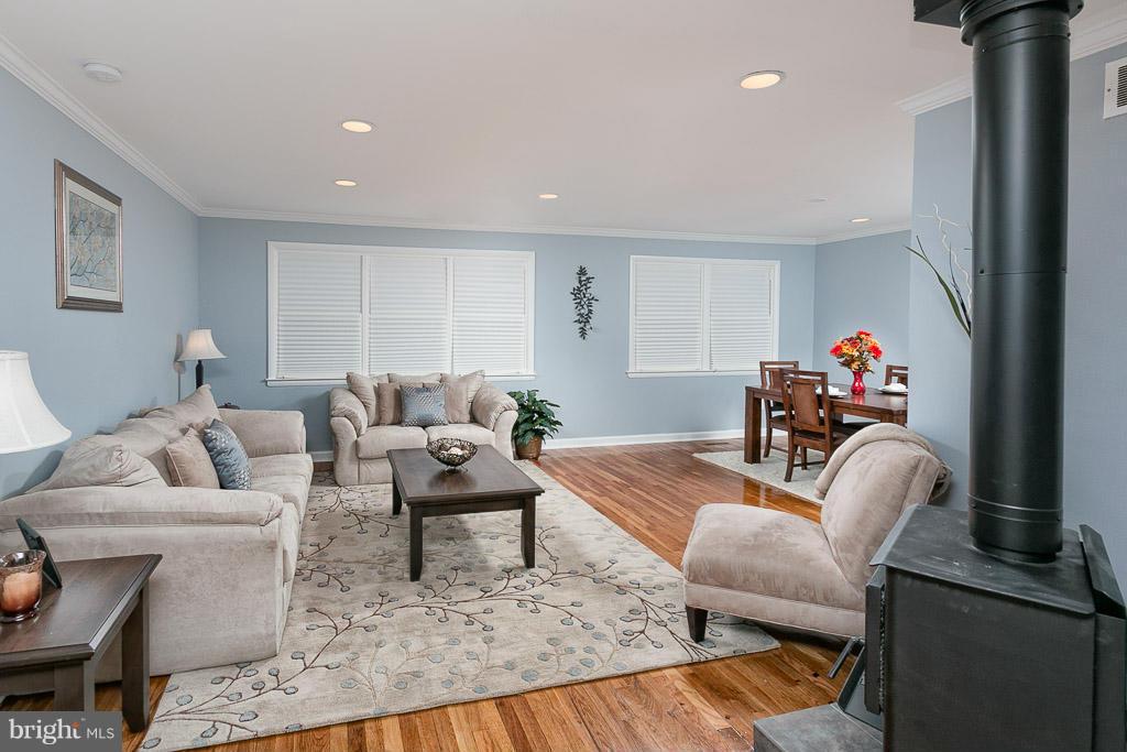 8218 Brattle Road Baltimore, MD 21208 - Photo 16 of 30 Living Room