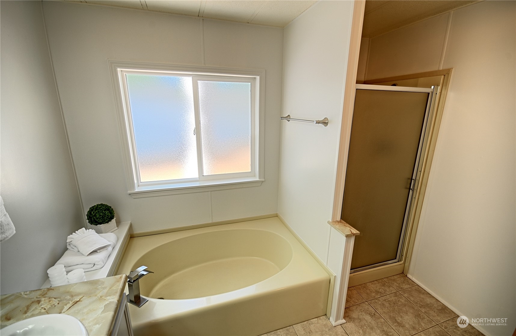 7472 Rd F Southeast, Unit 8 Othello, WA 99344 - Photo 14 of 23 a bathroom with a tub and a window