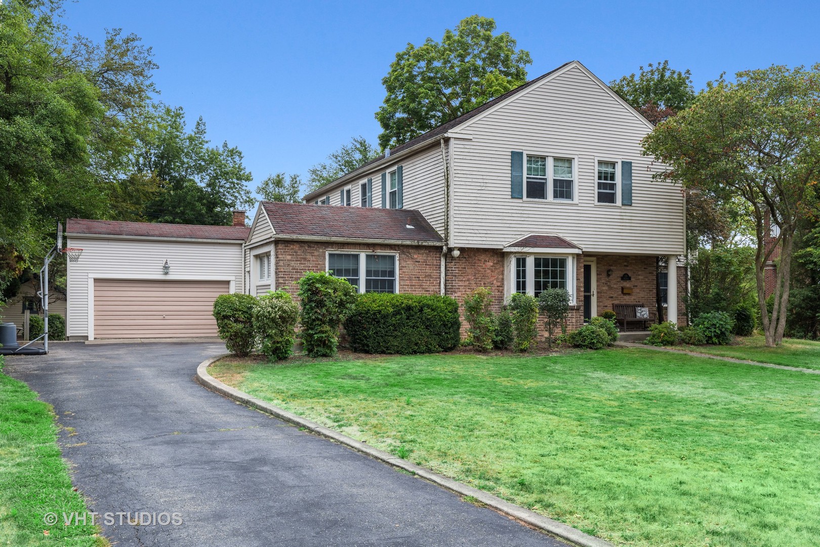 175 Northwood Road Riverside, IL 60546 - Photo 2 of 29