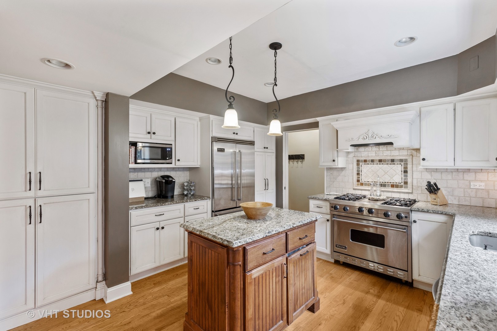 175 Northwood Road Riverside, IL 60546 - Photo 4 of 29