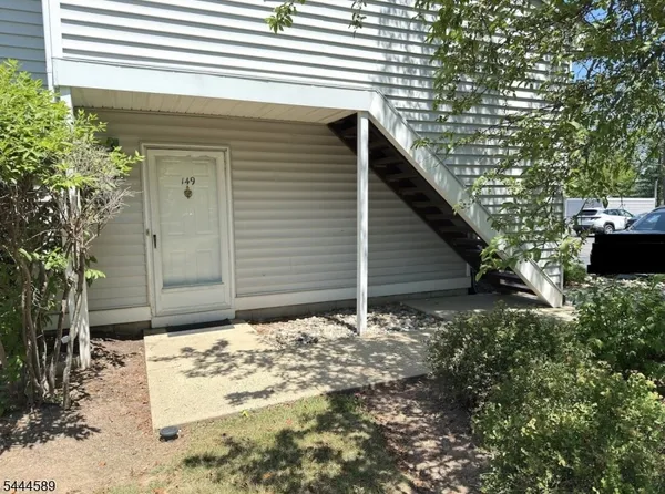 $365,000 | 149 Mockingbird Court, Unit 149, Three Bridges, NJ 08887