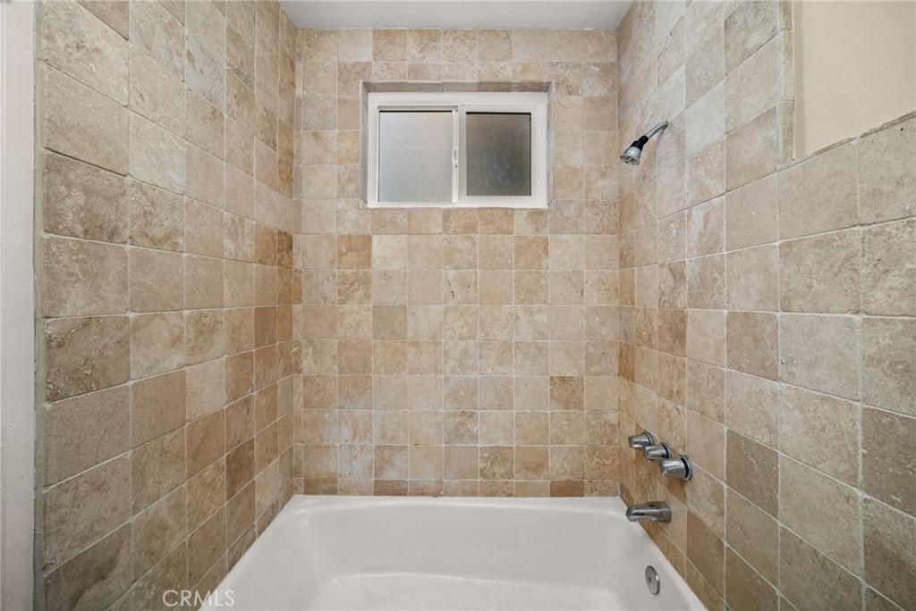 3751 Prestwick Drive Los Angeles, CA 90027 - Photo 42 of 50 a bathroom with a bathtub