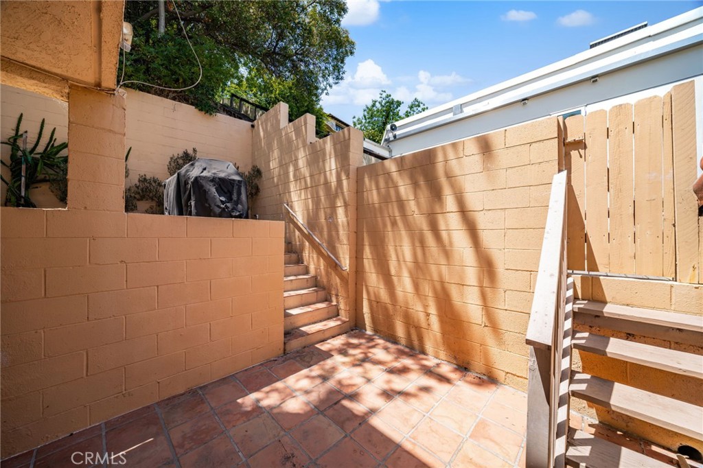 3751 Prestwick Drive Los Angeles, CA 90027 - Photo 44 of 50 a view of a large window with outer view