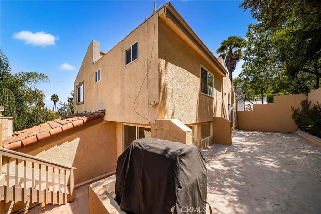 3751 Prestwick Drive Los Angeles, CA 90027 - Photo 46 of 50 a view of outdoor space and yard