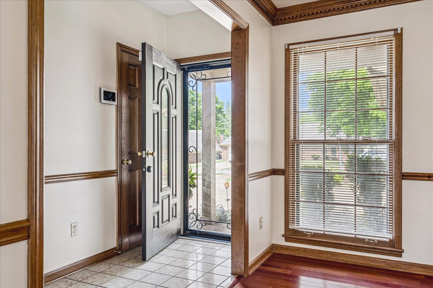 8529 Buckhurst Road Memphis, TN 38016 - Photo 5 of 36 Entrance foyer with healthy amount of natural light and crown molding