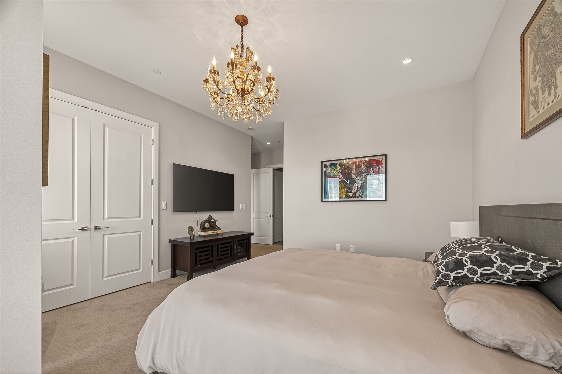 4521 San Felipe Street, Unit 2602 Houston, TX 77027 - Photo 17 of 41 a bedroom with a bed and a television